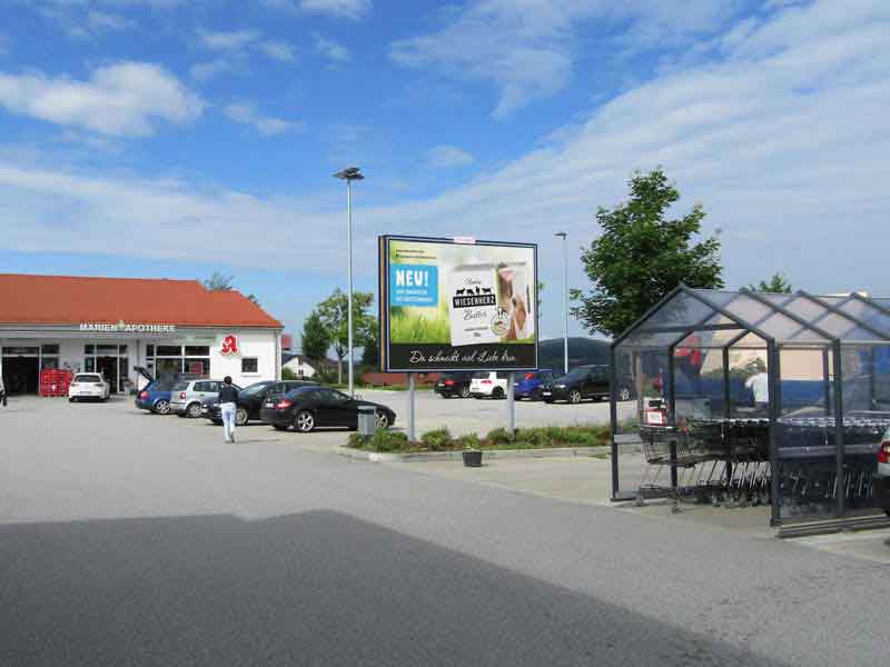 Parkplatz mit Wiesenherz-Plakatwand