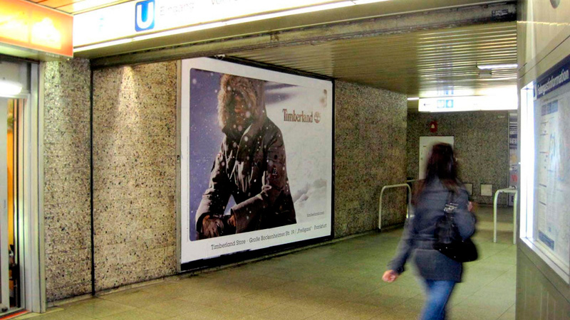 Attraktive Plakatwerbung in der U-Bahn