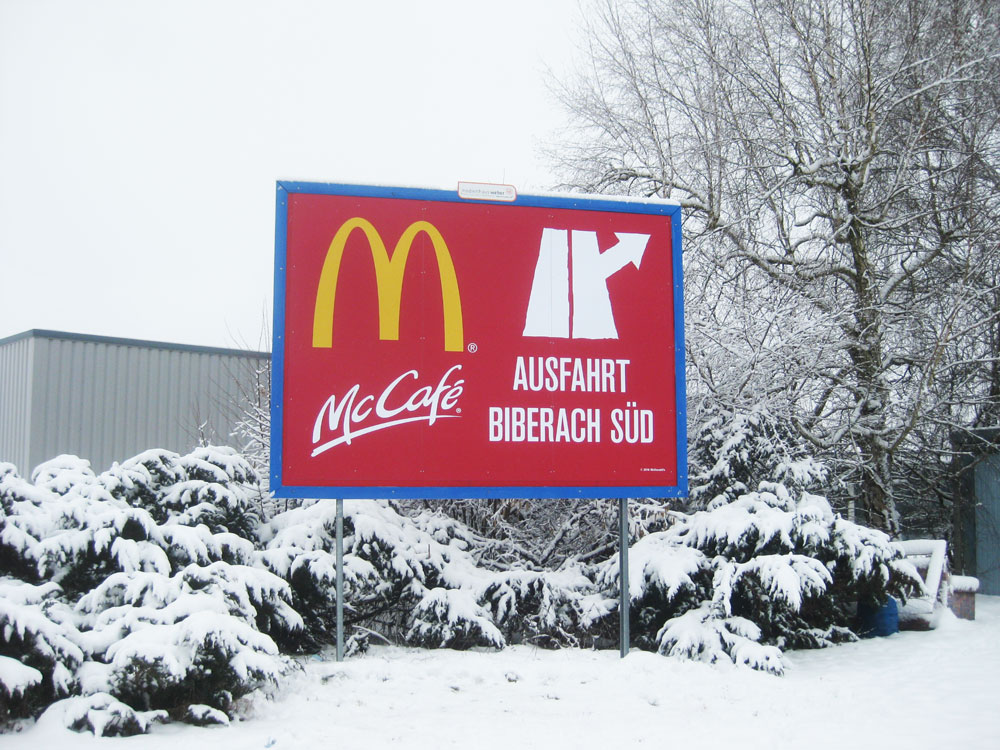 Winterliche Plakatwerbung McDonalds