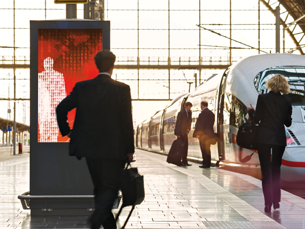 Digitale Werbeflächen am Bahnhof