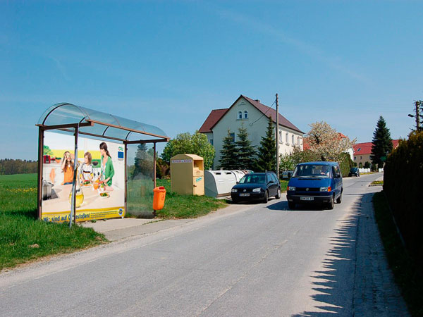 Wartehallenwerbung an einer Straße