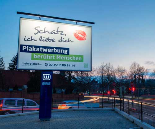 Imposantes City Star Board mit Plakatwerbung