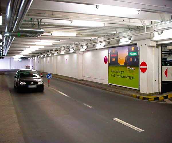 Großfläche mit Plakatwerbung im Parkhaus