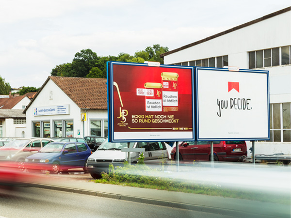 Zwei Großflächen mit Plakatwerbung