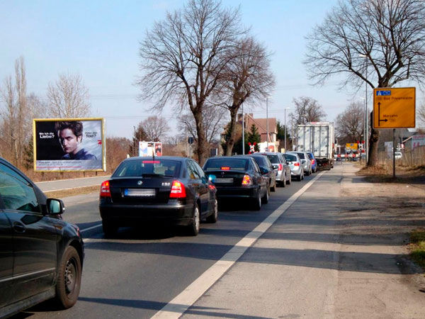 Effektive Plakatwerbung während eines Staus